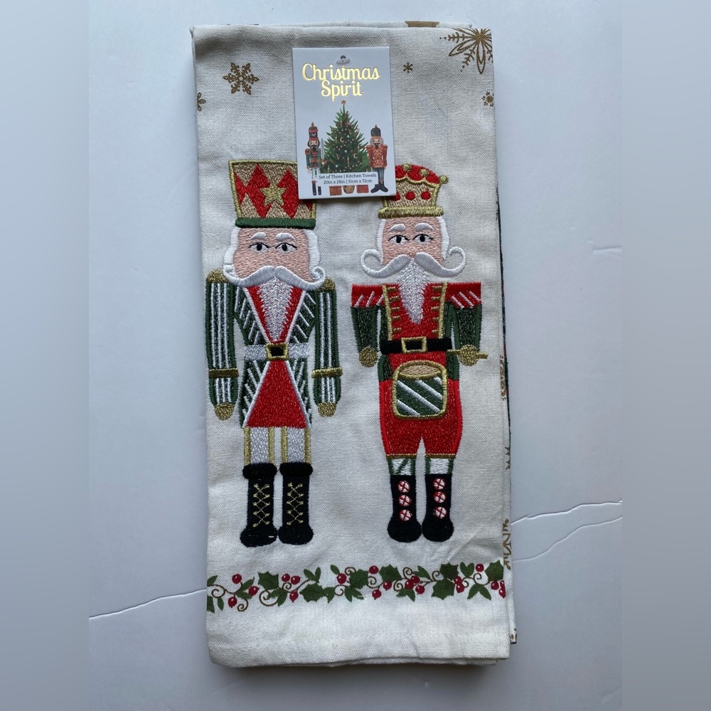 CHRISTMAS Kitchen Towel ~ 20”x 28”~ CHRISTMAS NUTCRACKERS / Embroidery Hand made